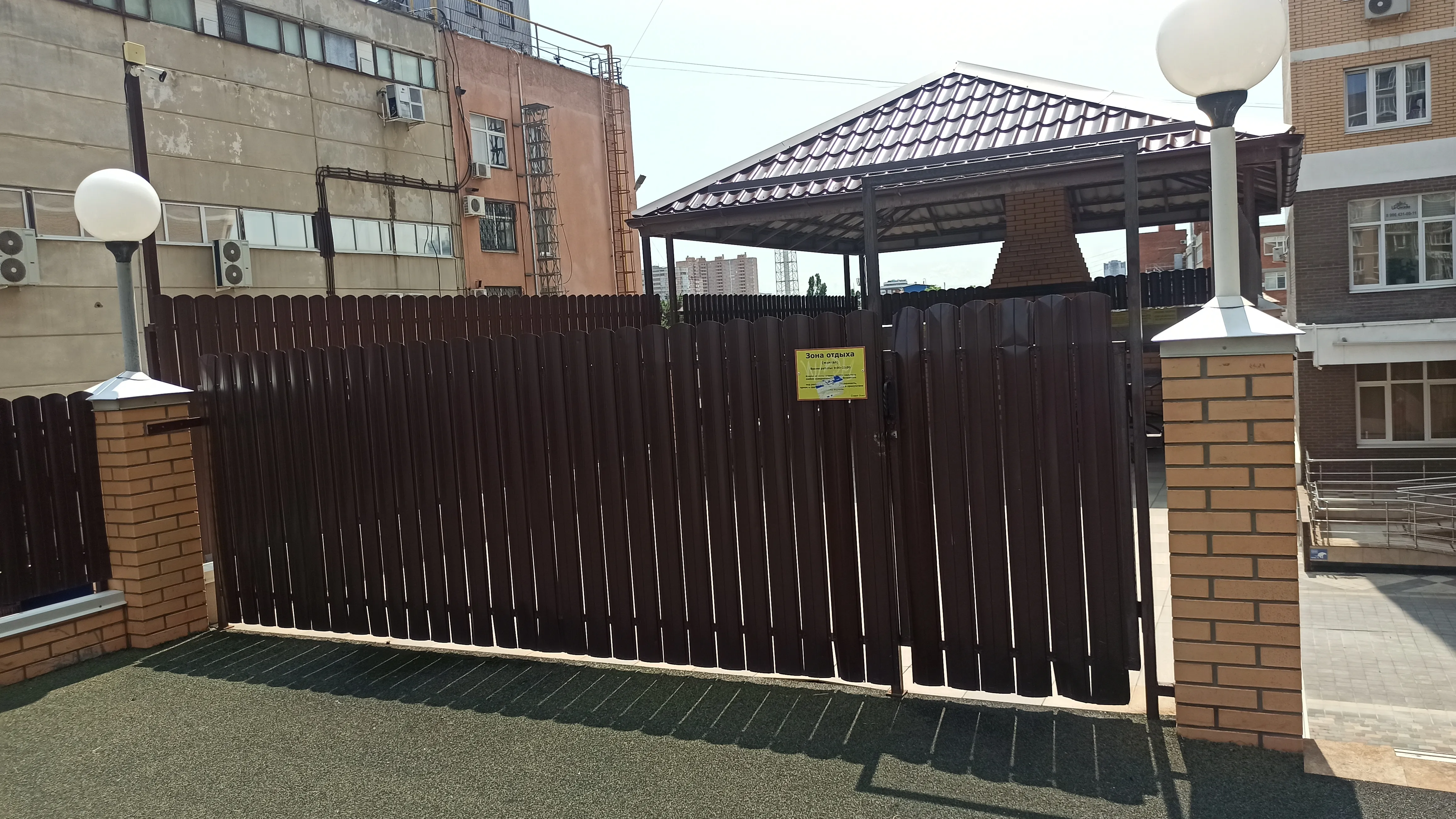 Уютная беседка с мангалом на фоне деревьев