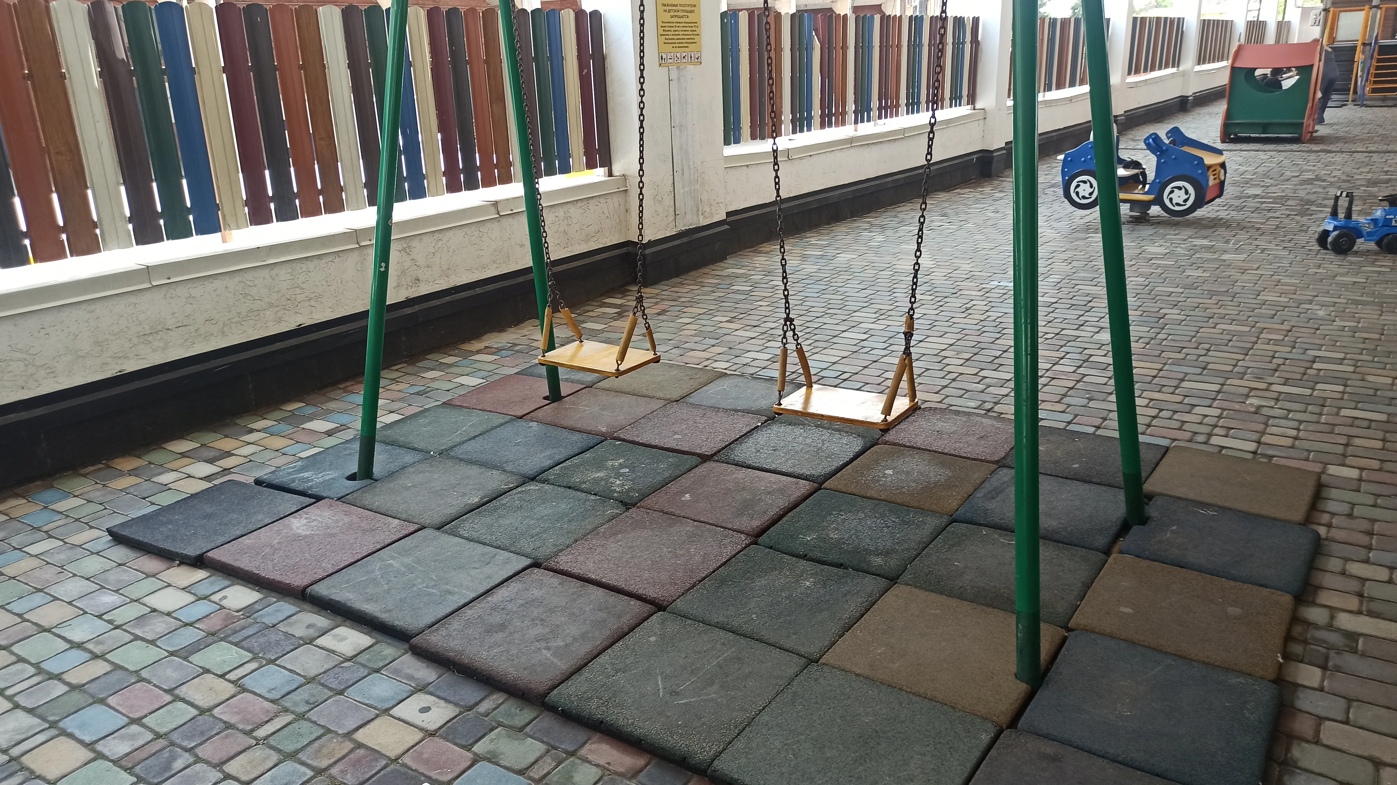 Забор вокруг детской площадки — безопасность