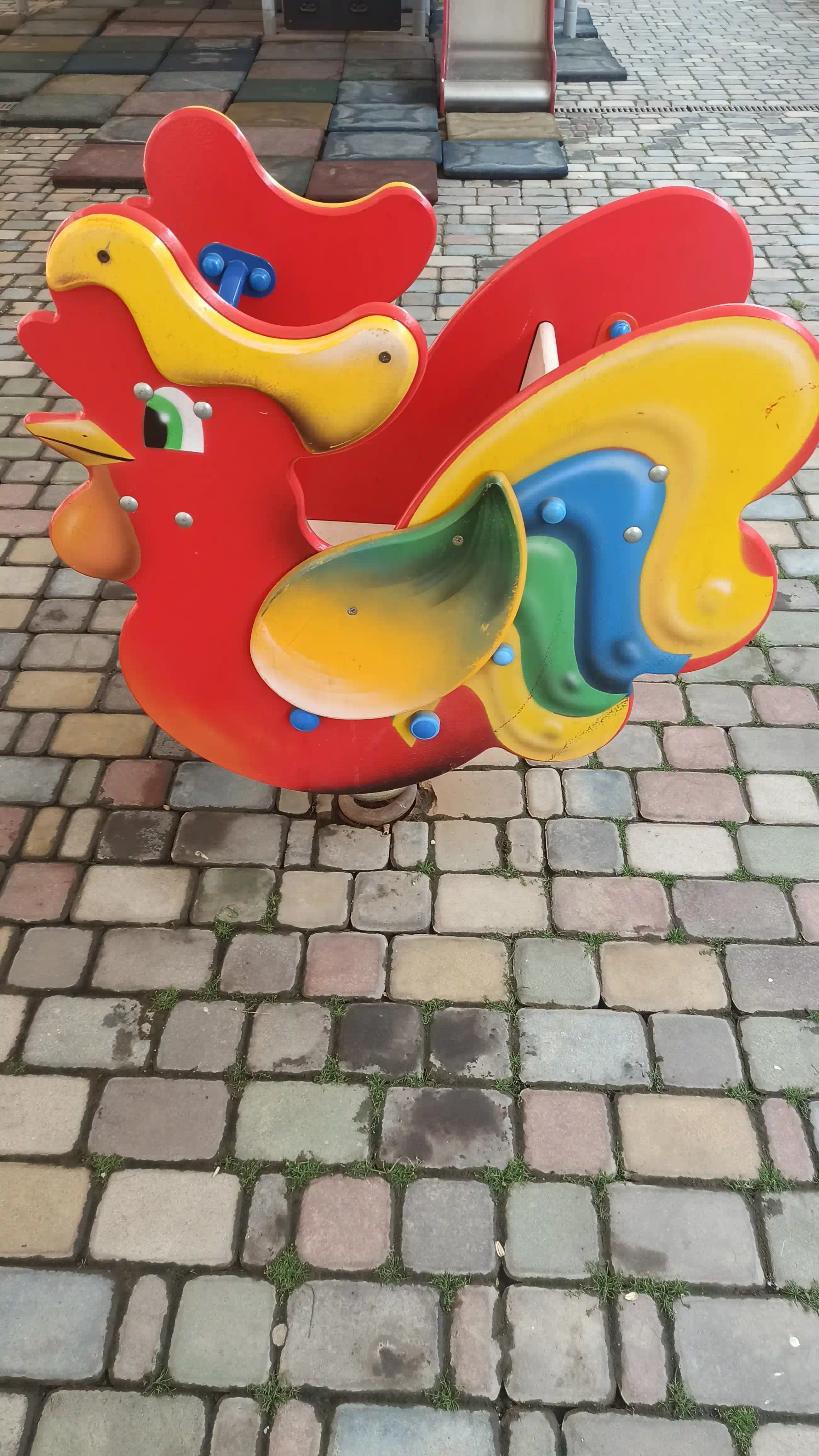 Украшенная детская площадка с цветами и светом