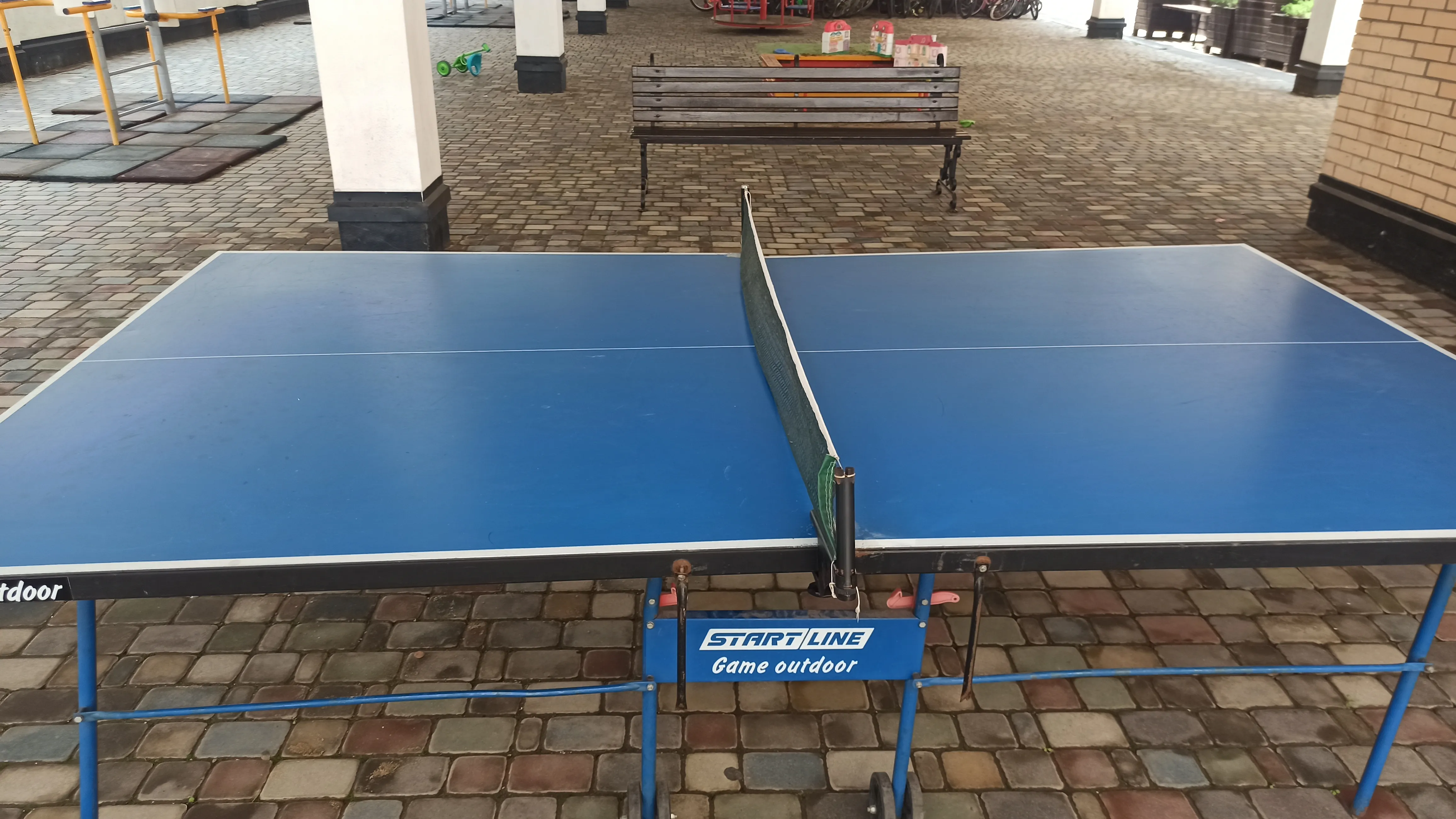 Гости отдыхают за барбекю вечером