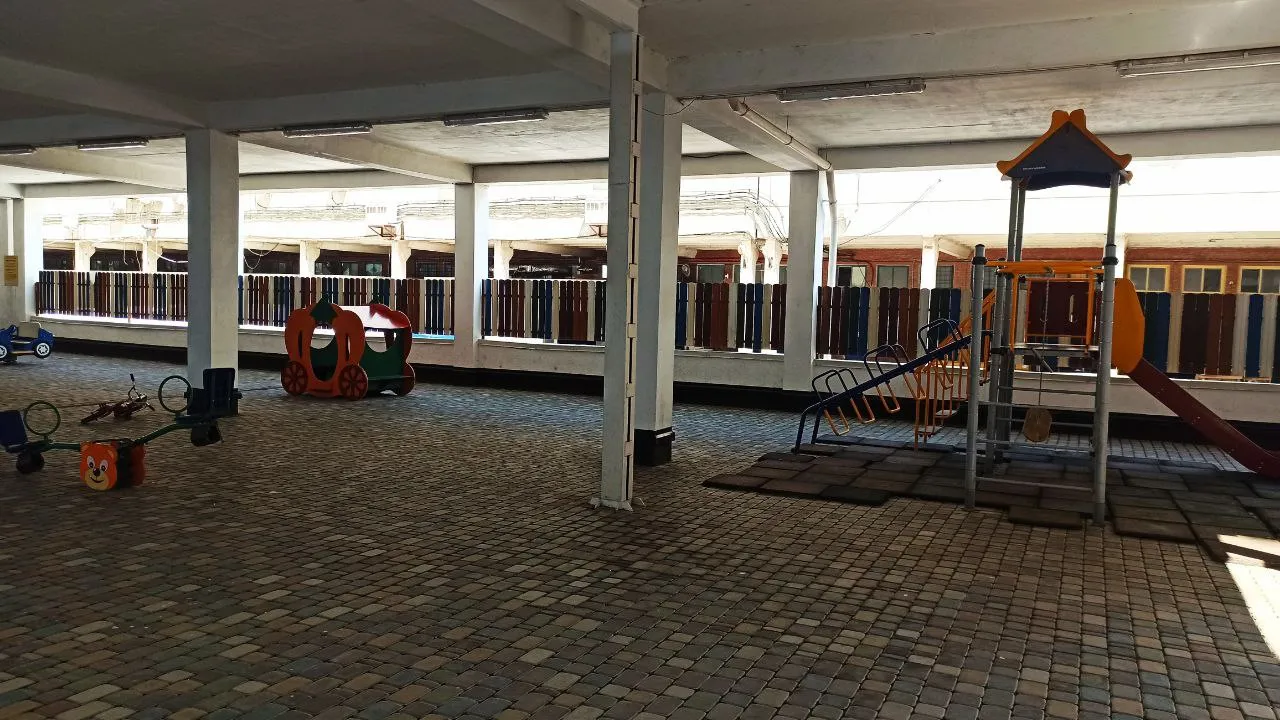 Яркая детская площадка рядом с беседкой