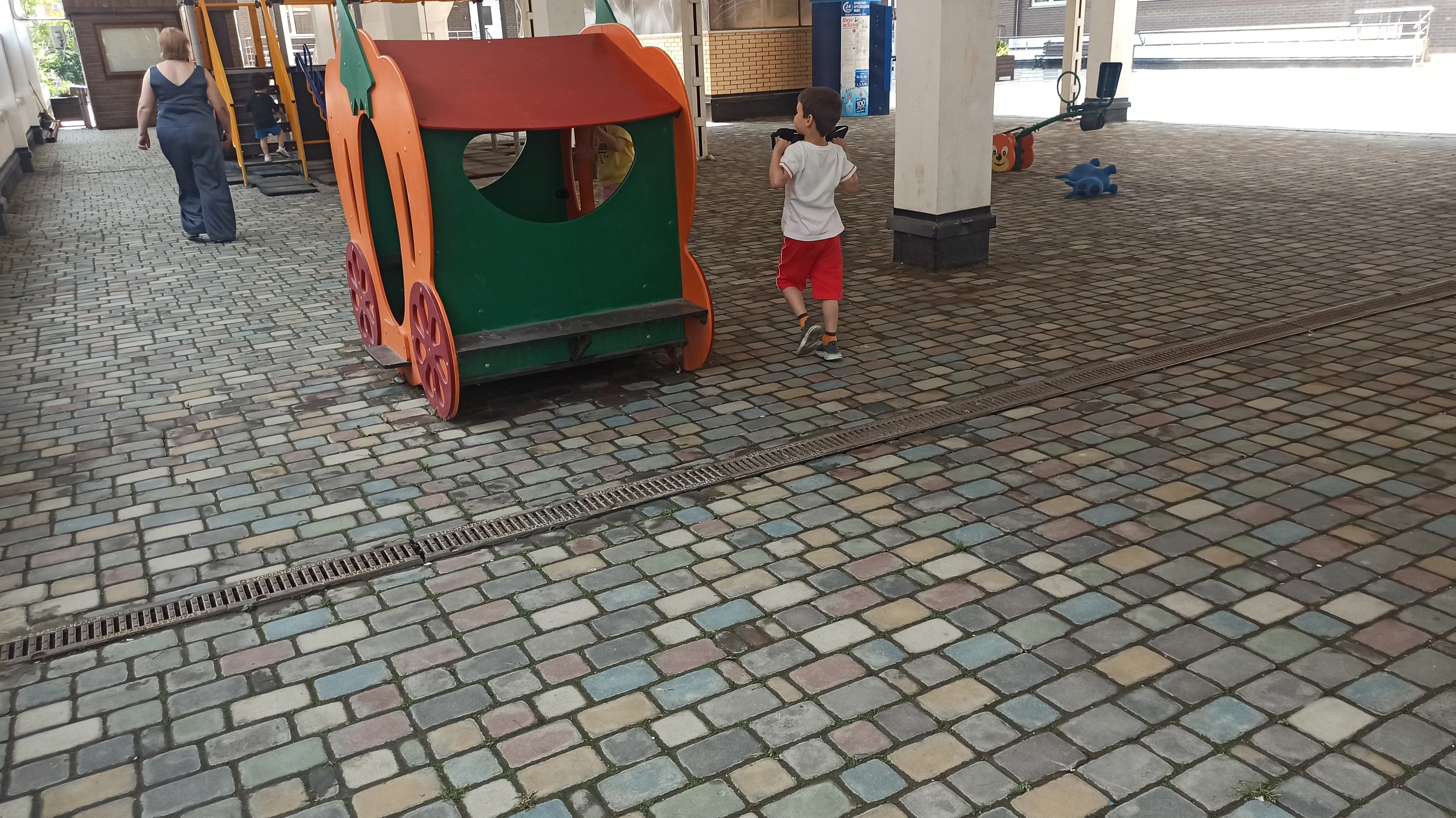 Дети играют на горке у мангала